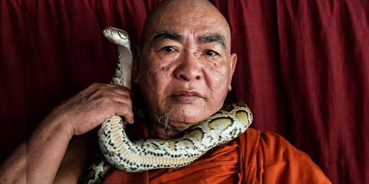 Зачтется. Буддийский монах открыл приют для змей (ФОТО)