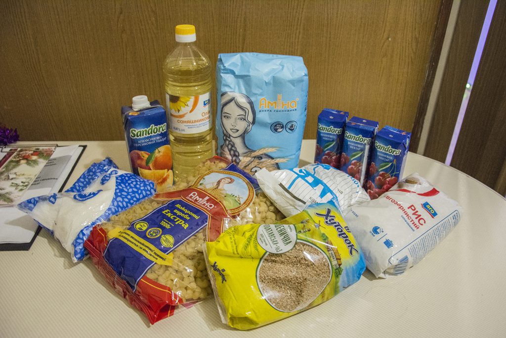 Под елочку. Пожилым людям Николаева передали 700 кг продуктовых наборов (ФОТО) 17