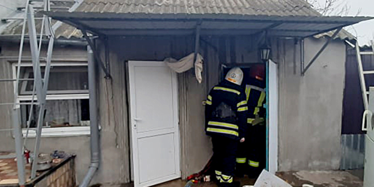 В Николаеве пожарные спасли жилой дом от уничтожения (ФОТО)