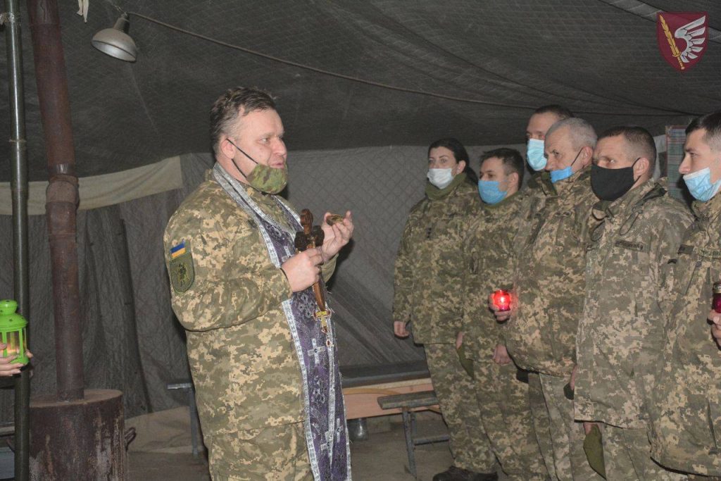 Николаевские десантники встретили Вифлеемский огонь мира в зоне ООС (ФОТО) 7