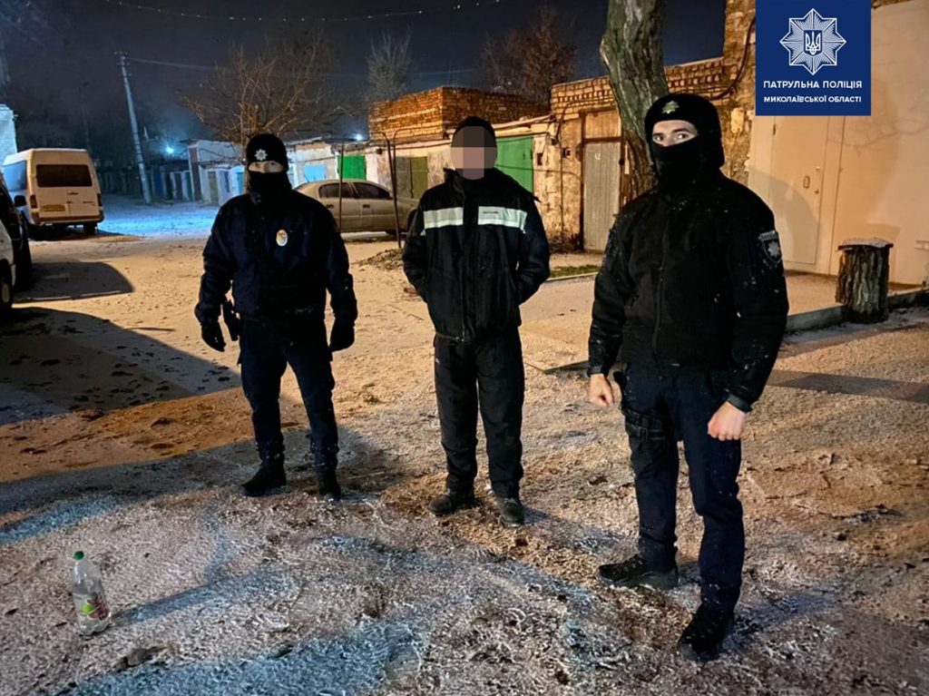 В Николаеве полицейские роты ТОР задержали покупателя и продавца конопли (ФОТО) 7