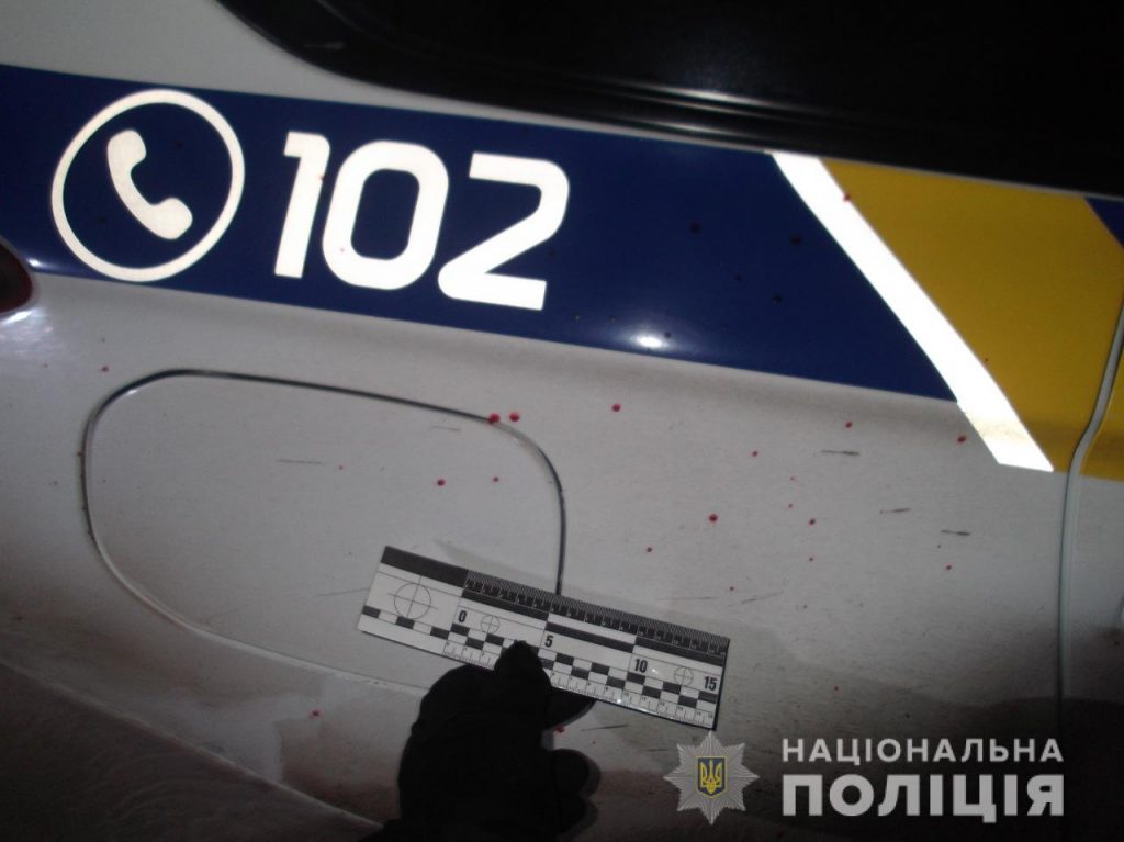 На Николаевщине пьяный посетитель бара сначала крушил мебель, потом напал на полицейских и повредил полицейское авто (ФОТО) 1