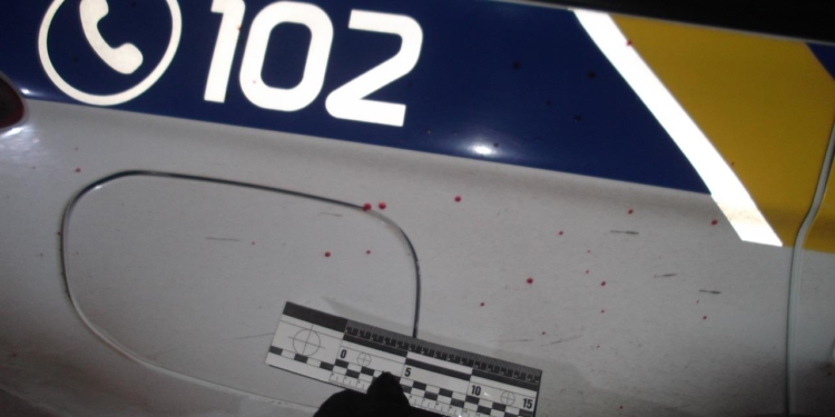 На Николаевщине пьяный посетитель бара сначала крушил мебель, потом напал на полицейских и повредил полицейское авто (ФОТО)