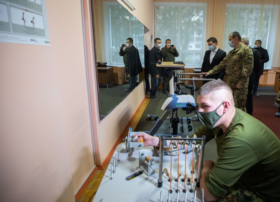 Зеленский отметил роль волонтеров в возрождении украинской армии (ФОТО) 3