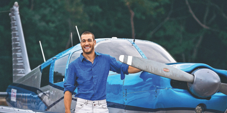 Украинский мастер высшего пилотажа выполнил невероятный трюк с мотоциклами (ВИДЕО)