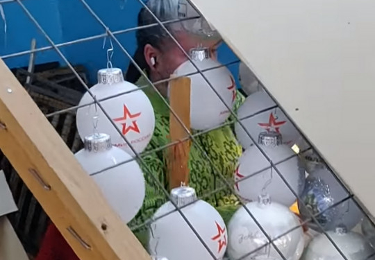 Скандал. Под Киевом фабрика елочных игрушек делал шары с логотипом армии РФ (ВИДЕО)