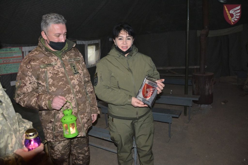 Николаевские десантники встретили Вифлеемский огонь мира в зоне ООС (ФОТО) 9