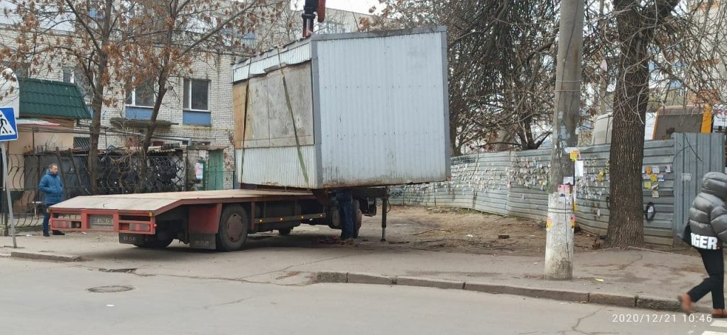В Николаеве демонтировали два установленных втихую киоска (ФОТО) 7