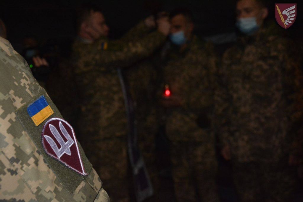 Николаевские десантники встретили Вифлеемский огонь мира в зоне ООС (ФОТО) 11
