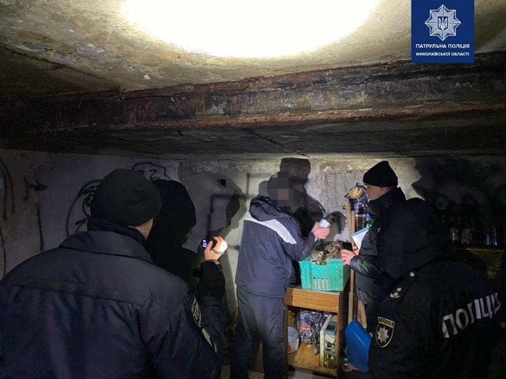 В Николаеве полицейские роты ТОР задержали покупателя и продавца конопли (ФОТО) 11