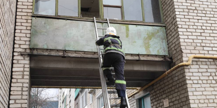 Одна дома. Хорошо, что соседи услышали крик и вызвали спасателей (ФОТО)