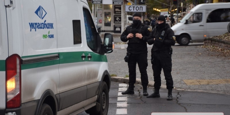 В Николаеве инкассаторский автомобиль попал в ДТП, машину охраняют с оружием