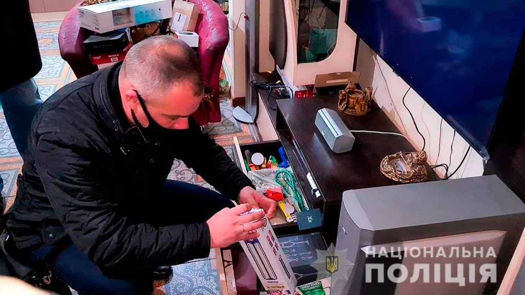 В Николаеве задержали группу вымогателей, которые требовали у предпринимателя $47 тыс. несуществующего долга (ФОТО, ВИДЕО) 13