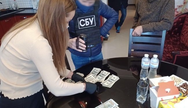 Чиновника Госгеокадастра взяли на взятке – нес начальнику за участки на подставных (ФОТО)