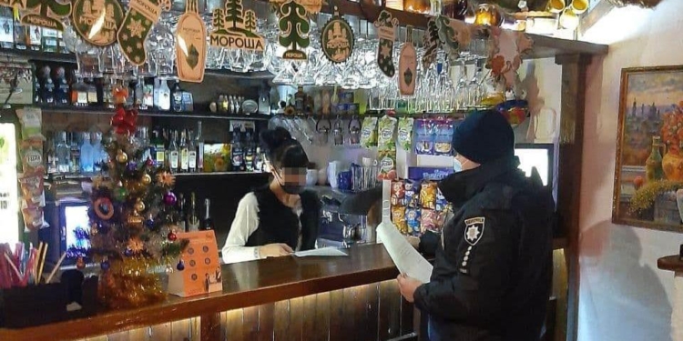 В Николаеве полиция прошлась по точкам общепита – объяснить, за что уже завтра будут штрафовать (ФОТО)