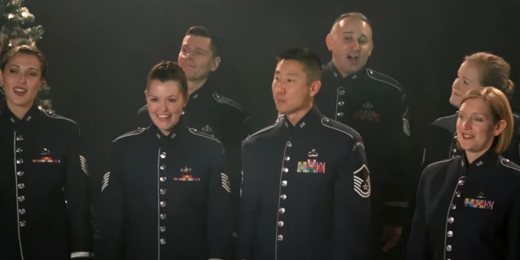 Очень необычно. Военный оркестр США поздравил Украину “Щедриком” (ВИДЕО)