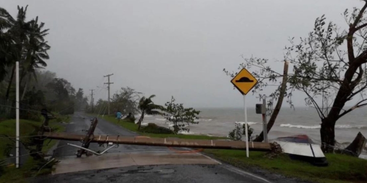 Ураган обрушился на Фиджи и полностью разрушил один из островов, есть жертвы (ФОТО)