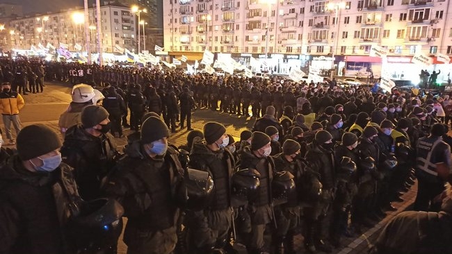 В Киеве ФОПы пикетируют ДК “Украина” перед концертом “95 квартала” (ФОТО, ВИДЕО)