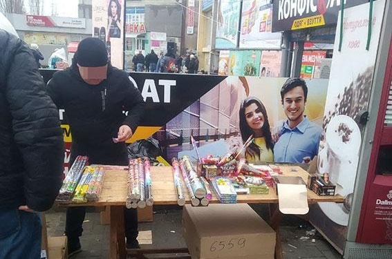 Или вам себя не жалко? В Николаеве изъяли 20 тыс. сомнительных фейерверков (ФОТО)