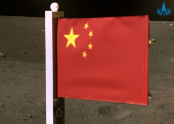 Китай поднял флаг на Луне