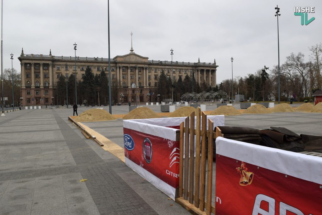 В Николаеве на Соборной площади начали подготовку к новогодним праздникам (ФОТО и ВИДЕО) 1