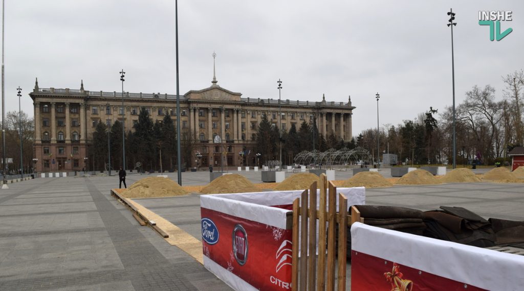 В Николаеве на Соборной площади начали подготовку к новогодним праздникам (ФОТО и ВИДЕО) 15