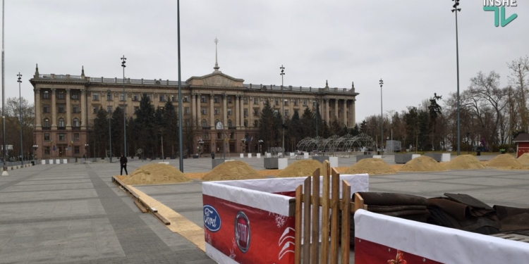 В Николаеве на Соборной площади начали подготовку к новогодним праздникам (ФОТО и ВИДЕО)