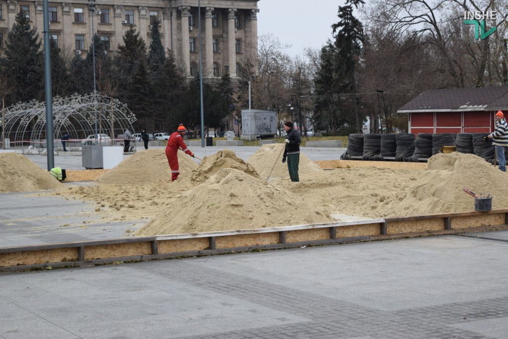 В Николаеве на Соборной площади начали подготовку к новогодним праздникам (ФОТО и ВИДЕО) 3
