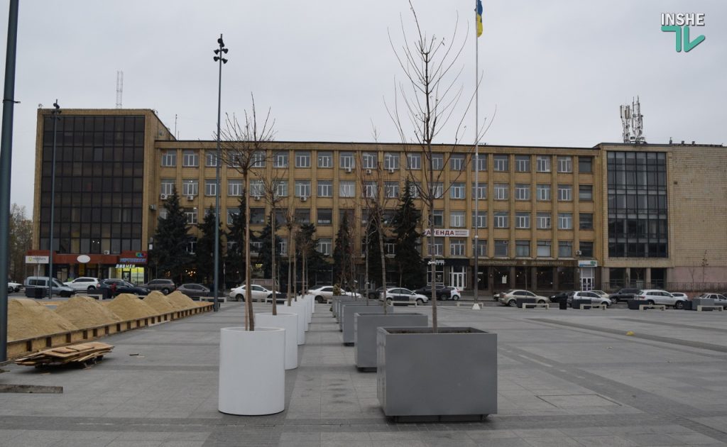 В Николаеве на Соборной площади начали подготовку к новогодним праздникам (ФОТО и ВИДЕО) 9