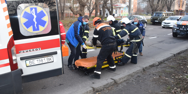 В Николаеве мужчина попал под трамвай (ФОТО, ВИДЕО)
