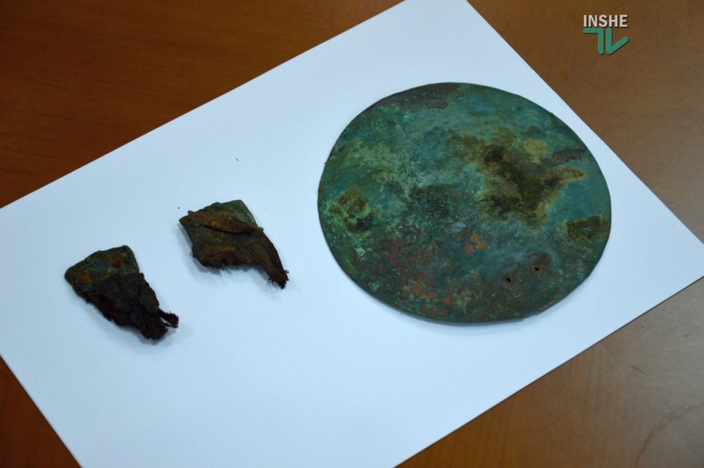 В Николаеве показали исторические находки, найденные на месте уничтоженного «черными археологами» скифского кургана (ФОТО и ВИДЕО) 17