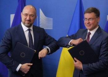 Дали денег. ЕС выплатила Украине EUR600 млн. в связи с COVID-19. Зеленский и Шмыгаль благодарны