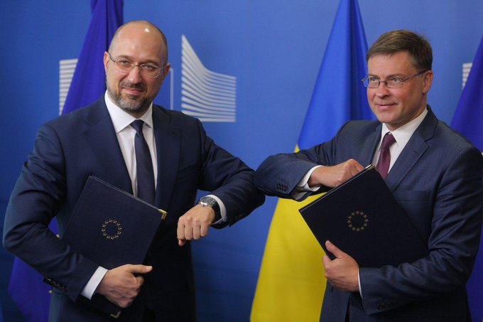 Дали денег. ЕС выплатила Украине EUR600 млн. в связи с COVID-19. Зеленский и Шмыгаль благодарны 1