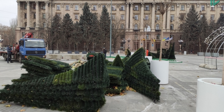 В Николаеве устанавливают Главную праздничную ёлку