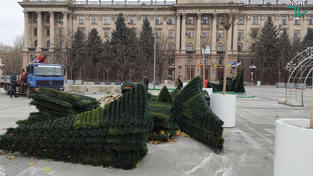 В Николаеве устанавливают Главную праздничную ёлку