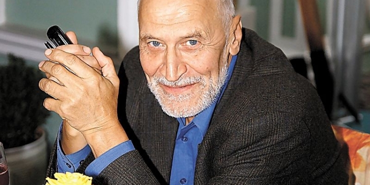 “Не хочу проверять на себе”. Ведущий культовой передачи “В мире животных” отказался колоть себе российскую вакцину