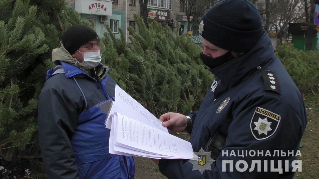 В Николаеве полиция пошла на рынки за чипированными елками. Что нашли? (ФОТО) 3