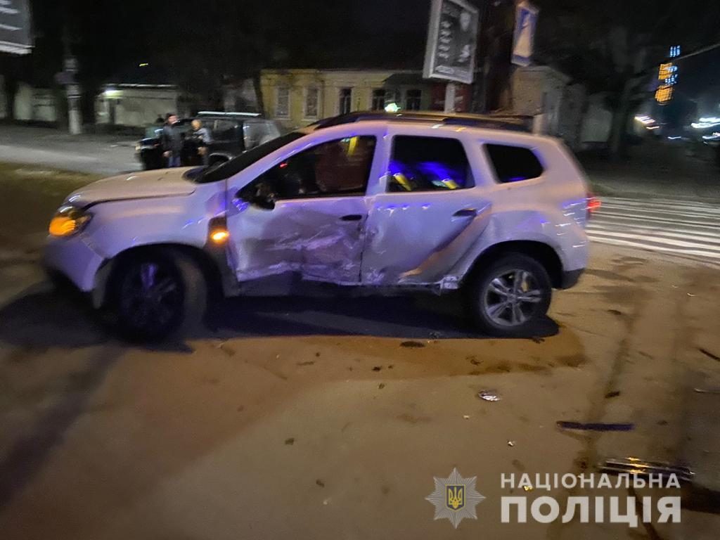 На пустой улице. В центре Николаева столкнулись Volkswagen и Renault Duster - 4 пострадавших, в том числе ребенок (ФОТО) 5