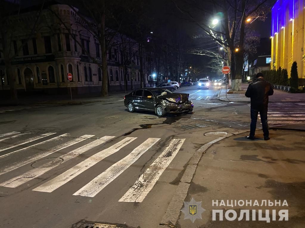 На пустой улице. В центре Николаева столкнулись Volkswagen и Renault Duster - 4 пострадавших, в том числе ребенок (ФОТО) 1