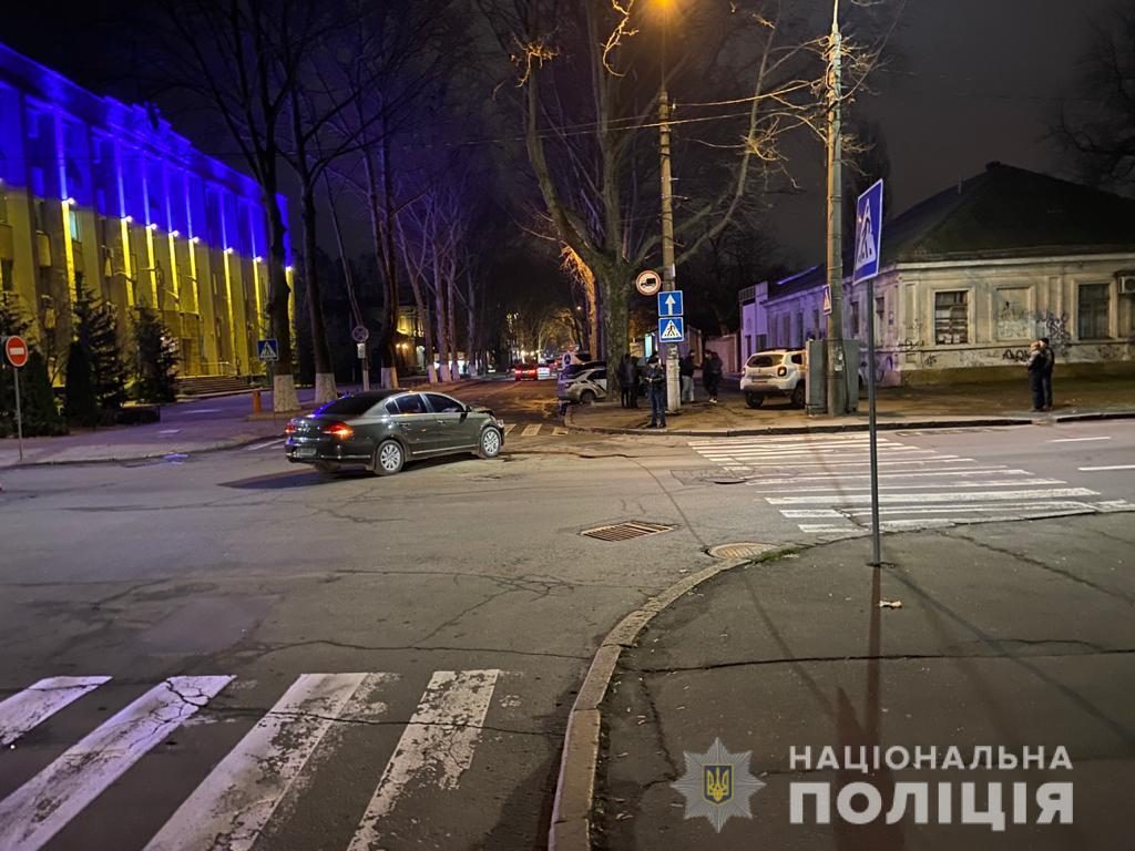 На пустой улице. В центре Николаева столкнулись Volkswagen и Renault Duster - 4 пострадавших, в том числе ребенок (ФОТО) 3