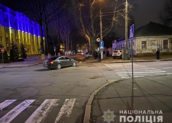 На пустой улице. В центре Николаева столкнулись Volkswagen и Renault Duster – 4 пострадавших, в том числе ребенок (ФОТО)
