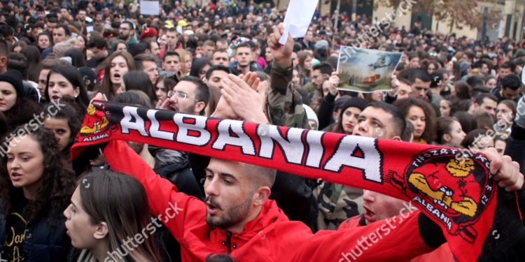 В Албании полиция застрелила нарушителя карантина, – в отместку протестующие сожгли новогоднюю елку (ВИДЕО)