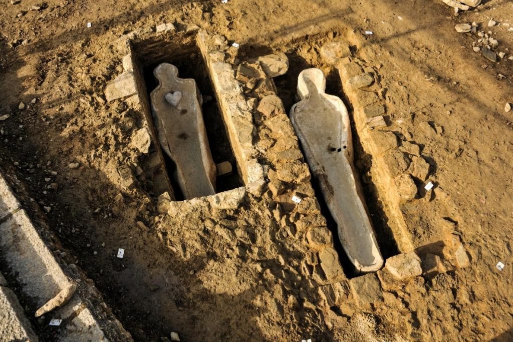 Во Франции археологи откопали 2 свинцовых гроба с кардиотафом. Говорят об уникальном бальзамировании (ФОТО) 9
