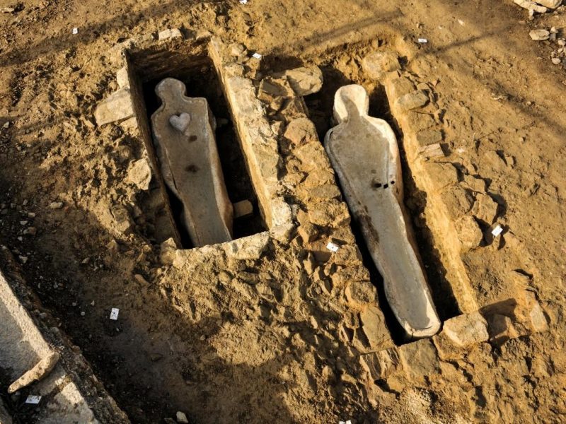 Во Франции археологи откопали 2 свинцовых гроба с кардиотафом. Говорят об уникальном бальзамировании (ФОТО)