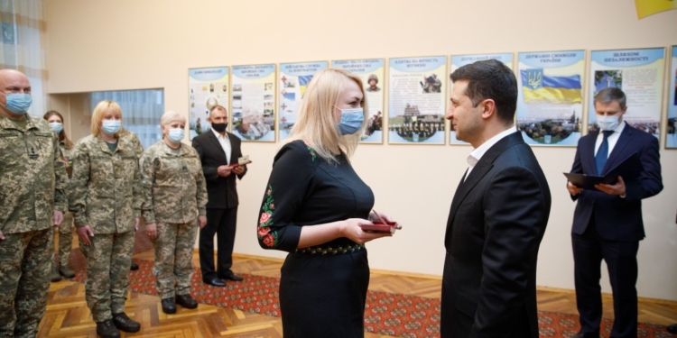 Зеленский отметил роль волонтеров в возрождении украинской армии (ФОТО)