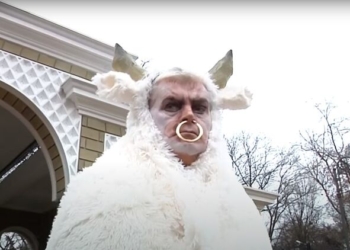 Новогодняя традиция: директор Одесского зоопарка в образе быка сразился за возлюбленную (ВИДЕО)