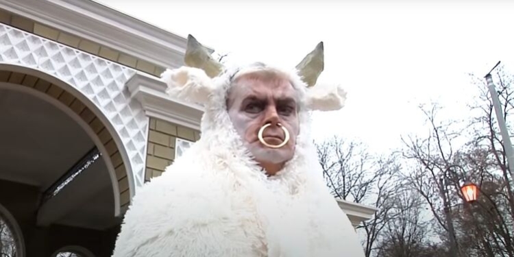 Новогодняя традиция: директор Одесского зоопарка в образе быка сразился за возлюбленную (ВИДЕО)