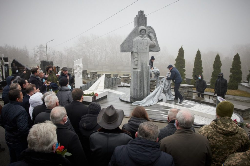 В Украине открыли памятник космонавту Каденюку (ФОТО) 3