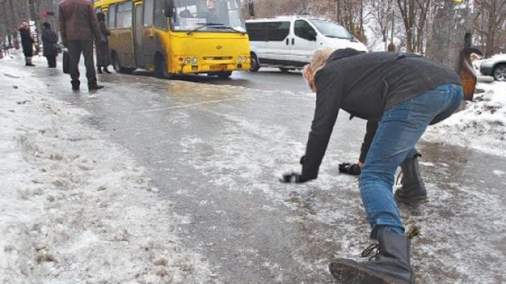 В БСП Киева коллапс из-за гололеда: "скорые" стоят в очереди 3