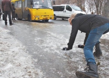 В БСП Киева коллапс из-за гололеда: “скорые” стоят в очереди